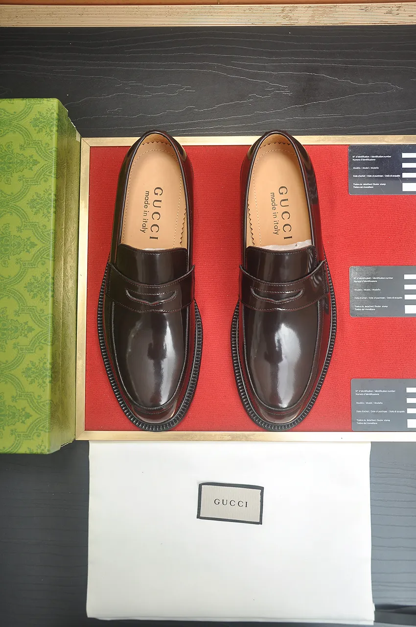 Men's shoes💰500💶Italy's top luxury men's shoe giant (GUCCI) (Gucci) (full cowhide lining) new arrival🍃Original European style🔰 Pleasant to the eye😍In order to make the shoes more durable and non-deformable🌀The production continues to follow traditional methods but there is still no lack of innovation💪Choose original sheepskin for the leather♻️ Smooth and natural And extra bright ⭐Made of imported cowhide, the first choice of rich people 38-45 (45 customized)